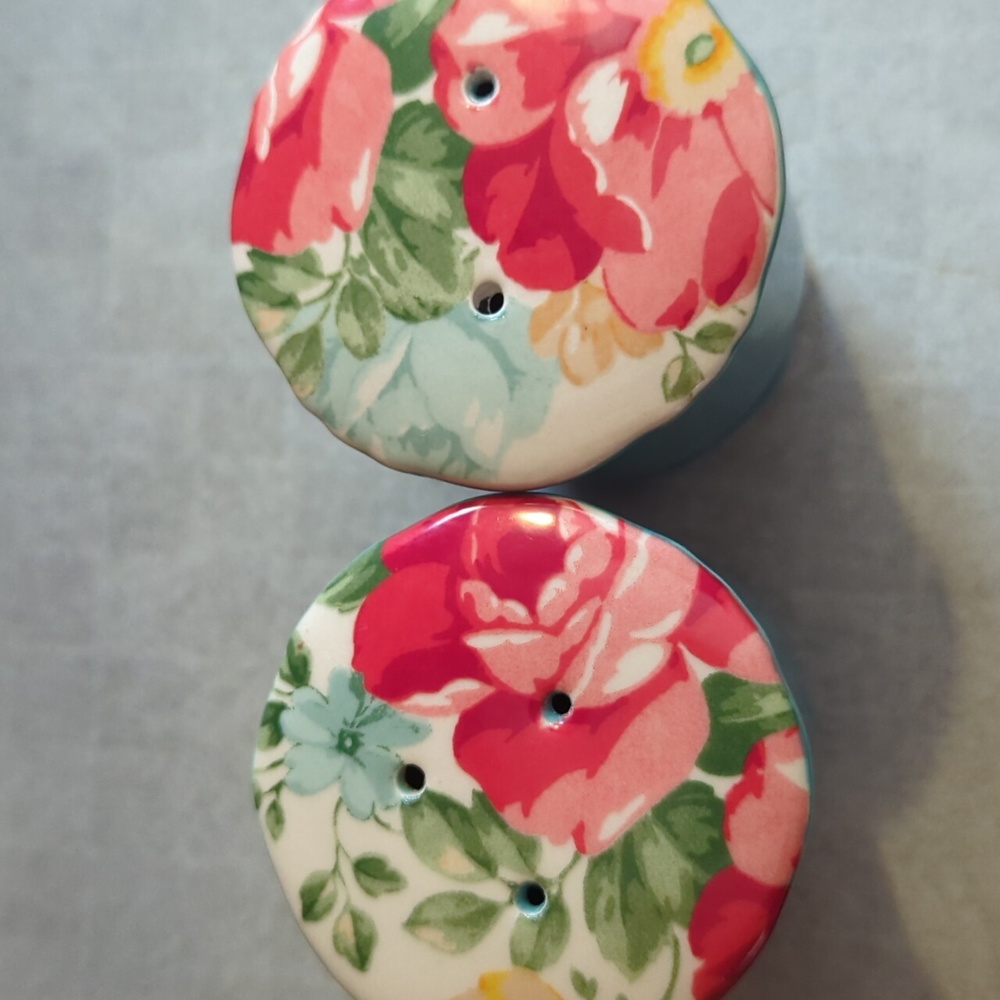 Pioneer Woman Salt And Pepper Shaker Set - Picture 2 of 3